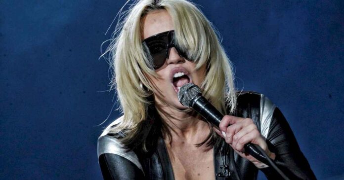 demandan-a-miley-cyrus-por-copiar-partes-de-un-tema-de-bruno-mars-en-su-exito-mundial-«flowers»