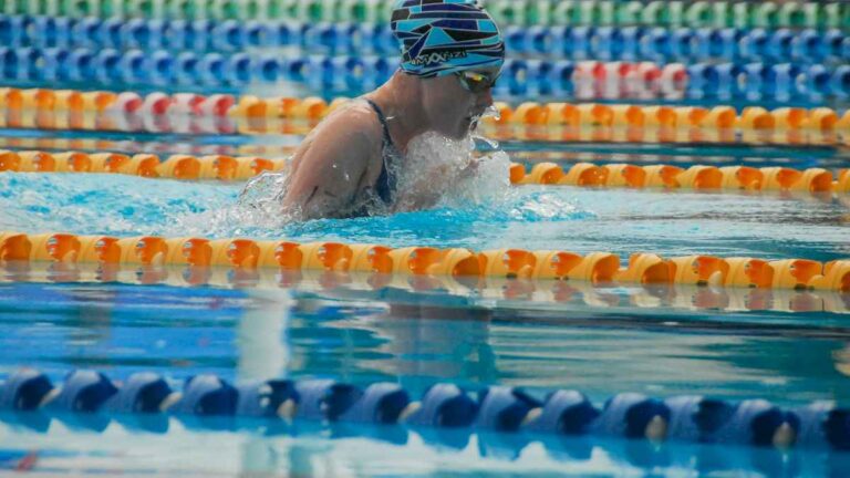 la-historia-de-la-nadadora-que-gano-el-oro-en-los-juegos-olimpicos-gracias-a-su-desesperacion-por-no-terminar-desnuda