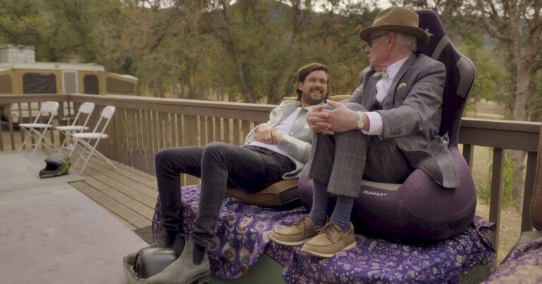 el-documental-«jack-whitehall:-fatherhood-with-my-father»-muestra-las-charlas-del-exitoso-comediante-(papa-primerizo)-con-su-propio-padre,-y-a-veces-causan-gracia-y-a-veces-no