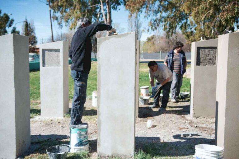 rawson:-obras-publicas-municipal-avanza-con-los-trabajos-del-paseo-manos-del-alma