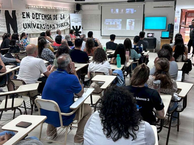 sobreseyeron-a-la-ex-jueza-que-beso-a-un-preso-en-chubut