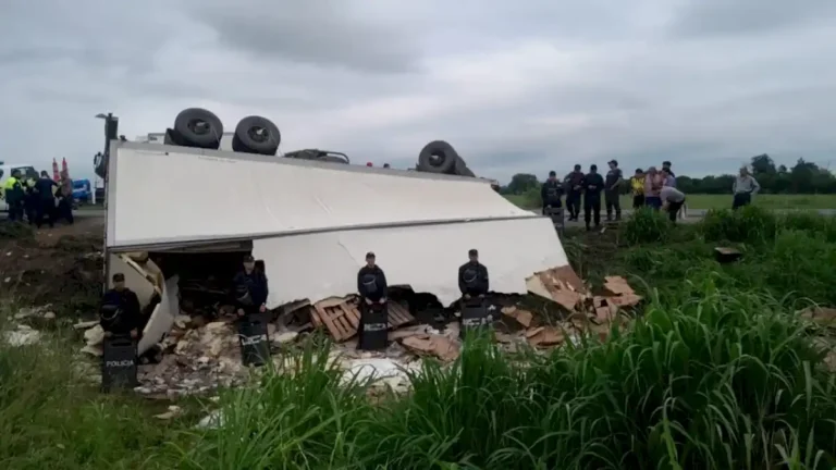 un-camion-volco-en-tucuman-y-los-vecinos-robaron-los-fiambres