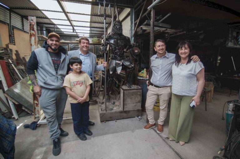 biss-y-monti-visitaron-a-escultor-y-artista-local-de-rawson
