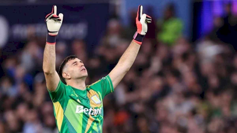 el-dibu-martinez-hizo-historia-en-el-balon-de-oro