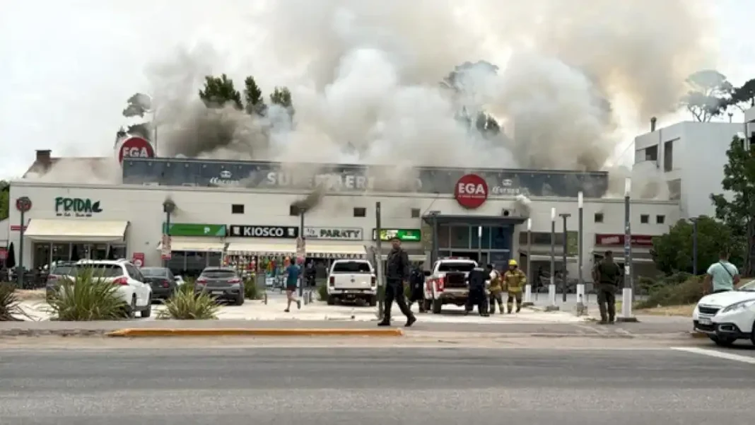 impactante-incendio-en-un-supermercado-a-metros-de-la-playa-de-pinamar