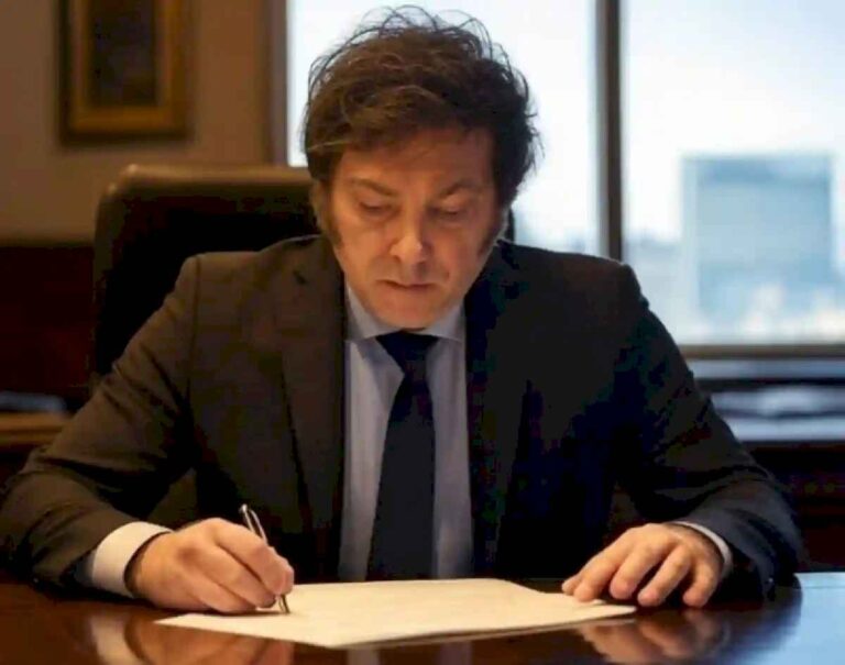 milei-firmo-el-proyecto-de-ficha-limpia-que-impide-a-condenados-por-corrupcion-ser-candidatos-o-funcionarios
