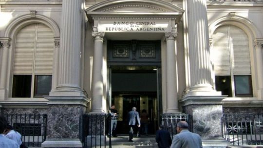 El Banco Central reduce tasa un 29%: Cómo afectará al carry trade?