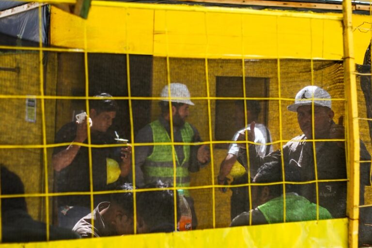 Milei y Caputo pisan las paritarias: cuánto se necesita para llegar a fin de mes?