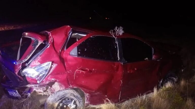 Una conductora lesionada al volcar en la Ruta 3