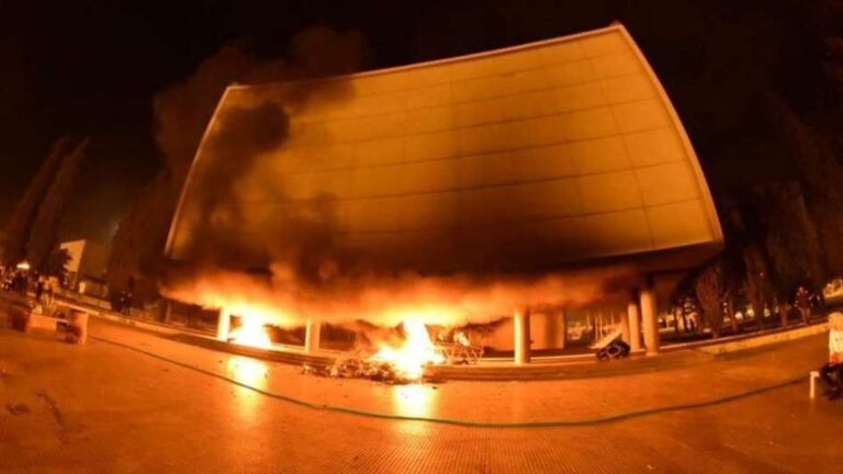 Murió uno de los imputados por los incendios a edificios públicos