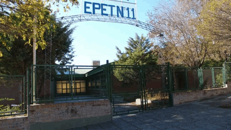 Un papá golpeó a dos docentes para reclamar un vapeador que le sacaron a su hijo