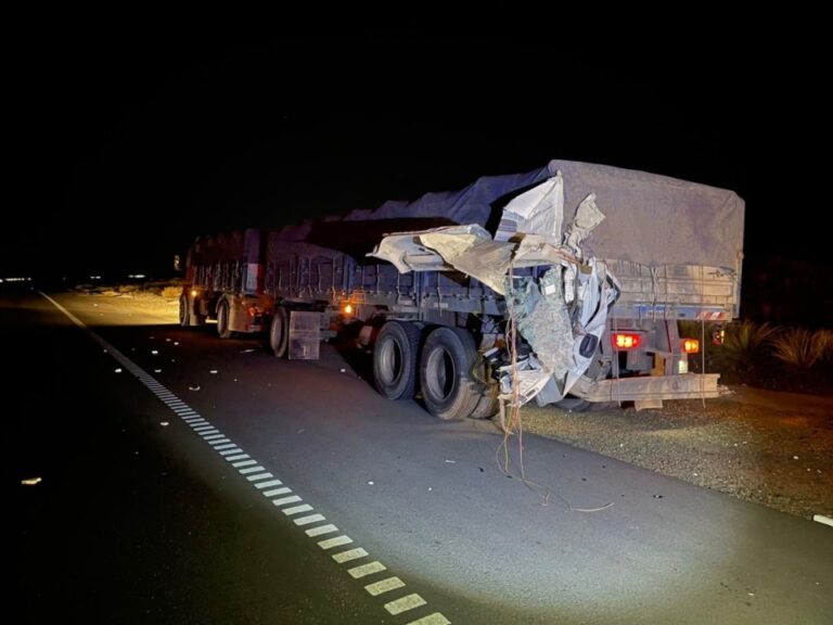 Grave choque en la ruta 3: un conductor resultó herido tras incrustarse contra un camión