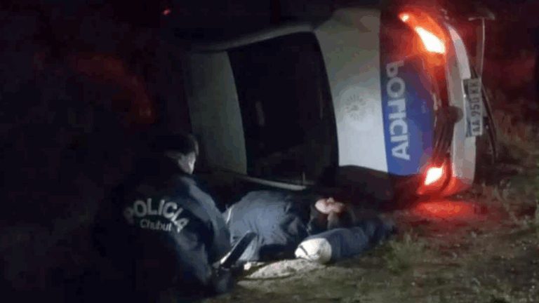Conductor ebrio provoca el vuelco de un patrullero