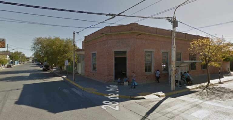 Cámaras de seguridad captaron a dos hombres dañando un auto en Chubut y la policía los detuvo