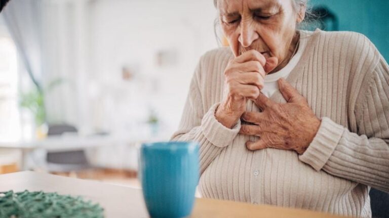Un cardiólogo compartió consejos sobre la tos y advirtió cuándo hay que estar alerta