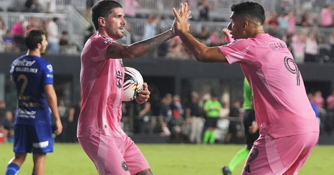 1829251-con-el-primer-golazo-de-de-paul-suarez-se-puso-la-capa-de-messi-y-guio-al-inter-miami68941874bd4fe