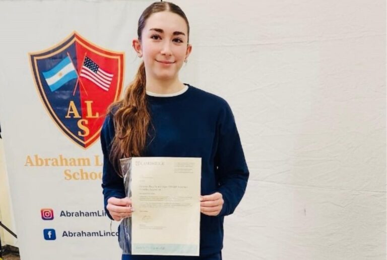 Juana Romero Moreno, la joven comodorense que fue reconocida como Top in the World en inglés