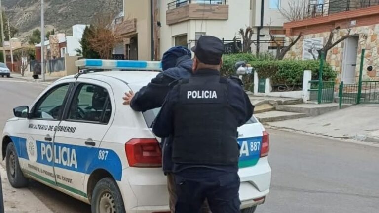 Un demorado por entrar sin permiso a un patio