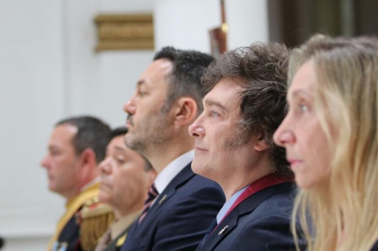 Milei convocó una reunión de gabinete para analizar la crisis del fentanilo y les puso la película de Francella