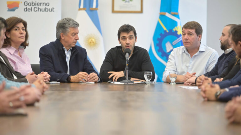 Torres anunció dragado del puerto de Rawson y la construcción de defensas costeras