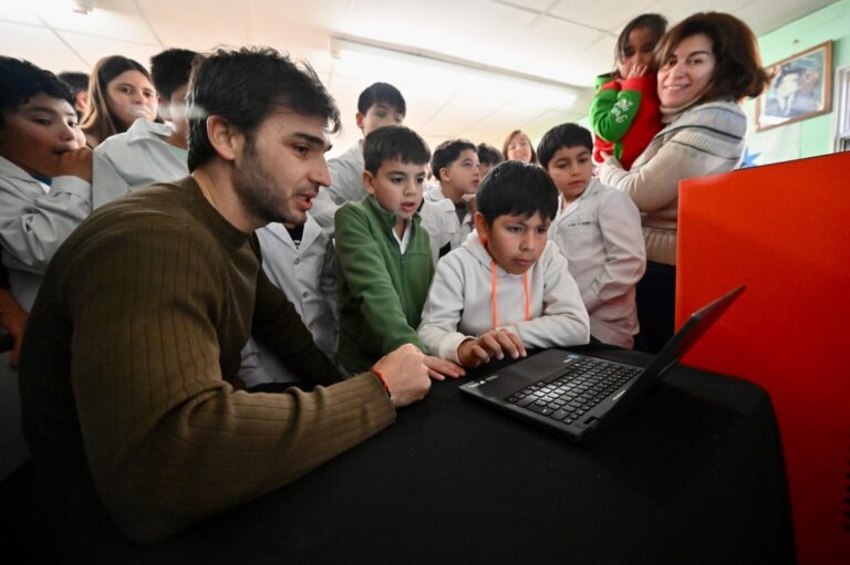 Torres recorrió comunas rurales: obras millonarias, tecnología para escuelas y títulos de propiedad en Chubut