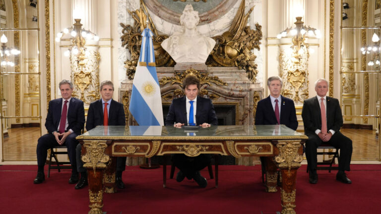 Milei anunció medidas para blindar el superávit fiscal