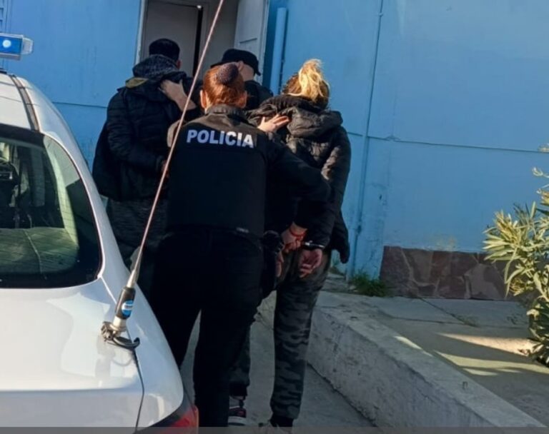 Detuvieron a tres delincuentes por patearle la cabeza y tirarle piedras a un vendedor en el barrio Juan XXIII