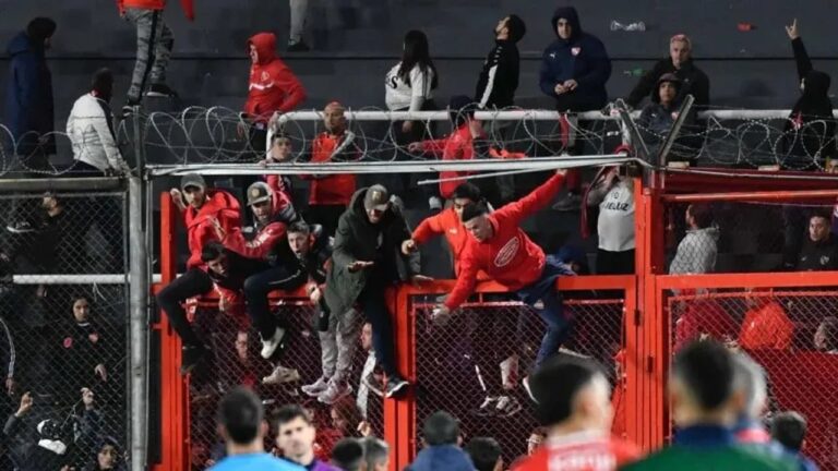 Escándalo y violencia: corridas, bombas y piedrazos de hinchas de la U de Chile contra los de Independiente