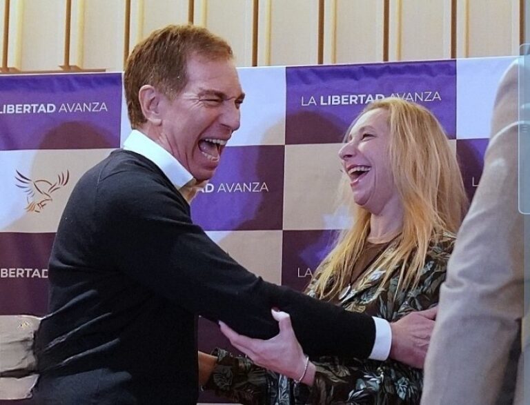 Karina tuvo que intervenir para frenar una maniobra de Pareja para bajar a Santilli al quinto puesto