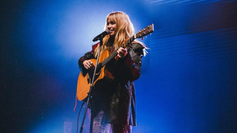 Connie Isla deslumbró en Niceto a puro pop rock con «Inefable», su cuarto álbum de estudio