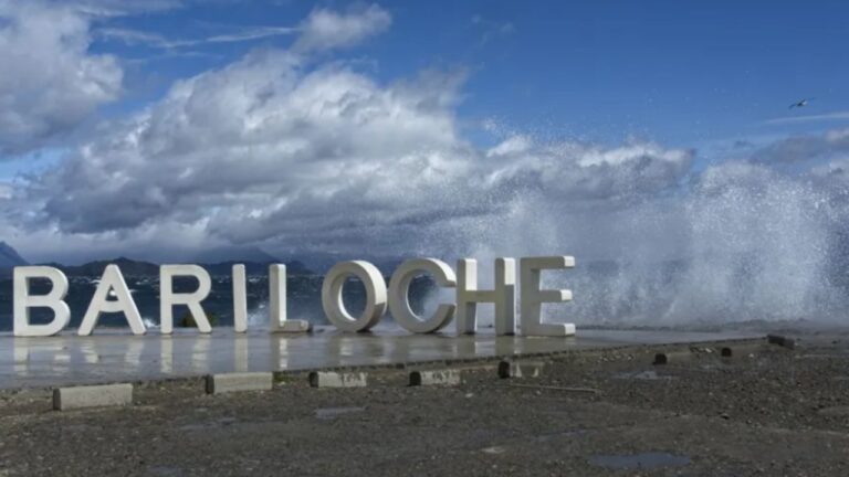 Ráfagas de hasta 115 km/h provocaron voladuras de techos y caída de árboles en Bariloche