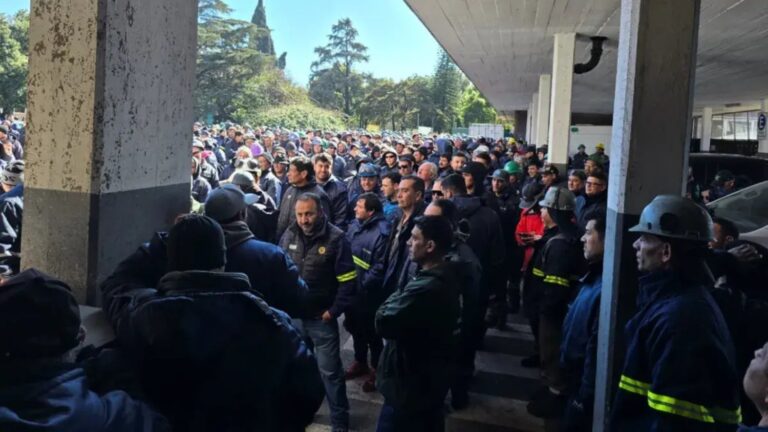 Del Caño apoyó a trabajadores de Siderar y Acindar en conflicto y apuntó contra Paolo Rocca