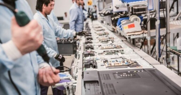 Mirgor acordó suspender a 360 trabajadores en tres plantas de Tierra del Fuego por la caída de venta de celulares