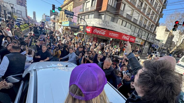 Atacaron la caravana de Javier Milei en Lomas de Zamora: piedrazos, insultos y evacuación de emergencia