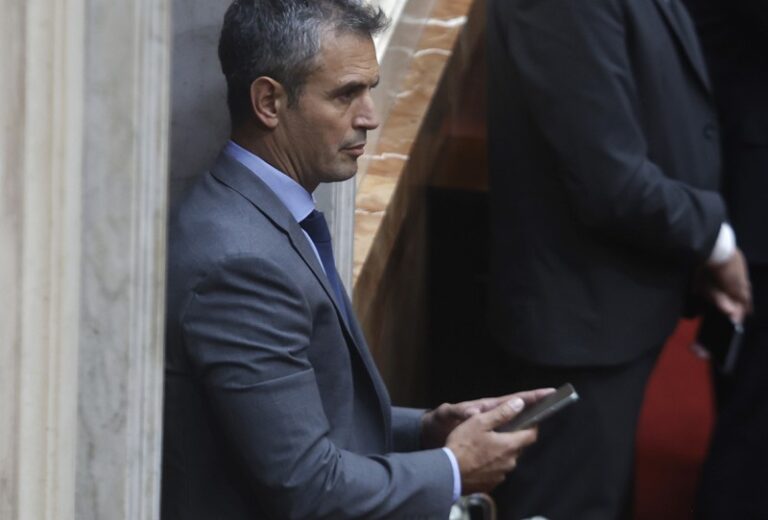 La cuenta secreta de Martín Menem acusa a Santiago de infante con cirugía y se burla de «las nenas del cielo»