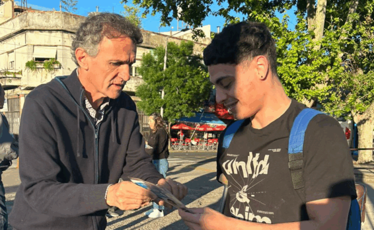 La Policía Federal intentó impedir que Gabriel Katopodis reparta volantes en la estación de Caseros