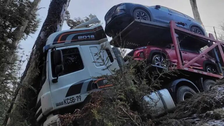 Accidente en la ruta 231: camión con vehículos perdió el control por la nieve