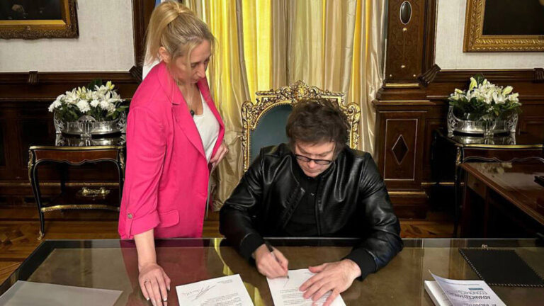 Tras la polémica por los audios sigue cayendo la imagen de Milei