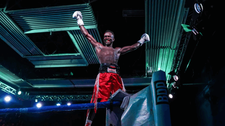 Es un boxeador senegalés, trabaja como vendedor ambulante y puede ser el nuevo campeón en Argentina
