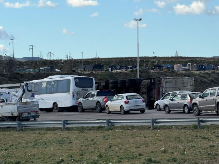 Volcó un camión en la rotonda de las rutas 3 y 26 y hay caos de tránsito