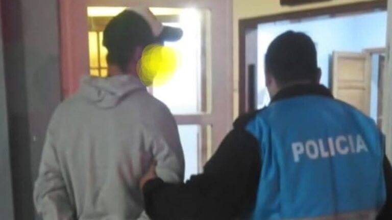 La policía lo sorprendió forcejeando una puerta