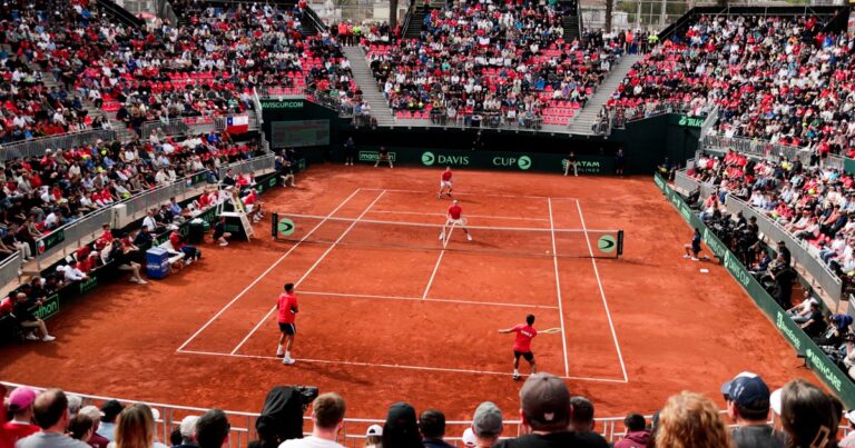 No aprenden más: hinchas de la U de Chile festejaron un título al lado de donde se jugaba la Copa Davis y el partido tuvo que ser interrumpido