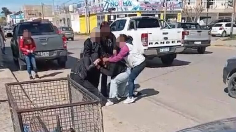 Video: así fue el ataque de una madre acusada de golpear a una compañera de su hija