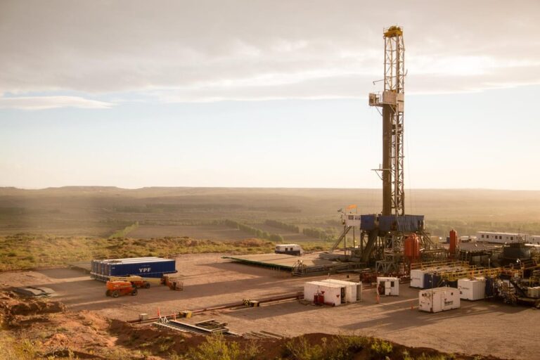 El dólar supera los $1.500 y la incertidumbre económica impacta en Neuquén y Vaca Muerta