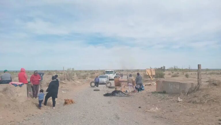 Sigue la crisis en una reconocida ciudad patagónica: falta de recolección, agua y conmoción social