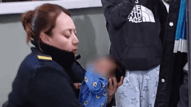 Una policía asistió a un bebé que sufría dificultades respiratorias