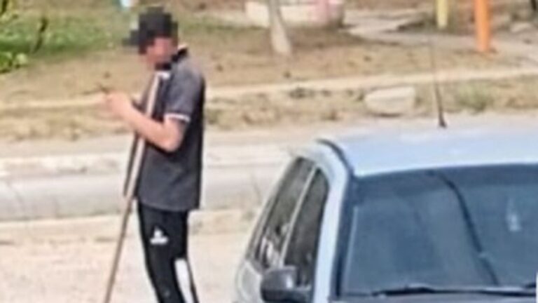 Atacó a un vecino que le preguntó por qué le tomaba fotos a las casas