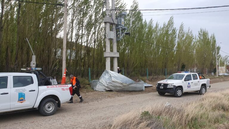 Temporal de viento en Comodoro: un techo dejó sin luz a un barrio y un tanque de agua terminó en la ruta
