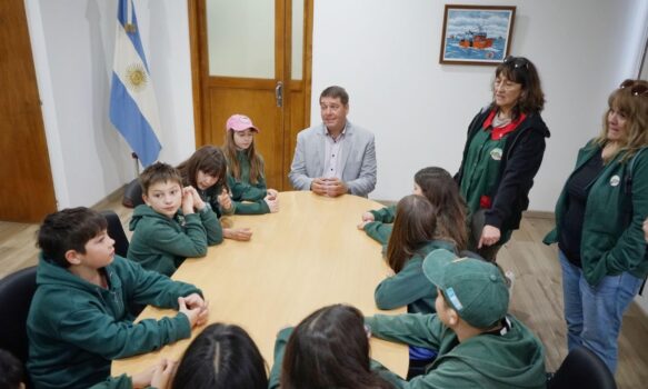 Estudiantes de la escuela Nº 1038 Ysgol y Cwm de Trevelin visitaron Rawson