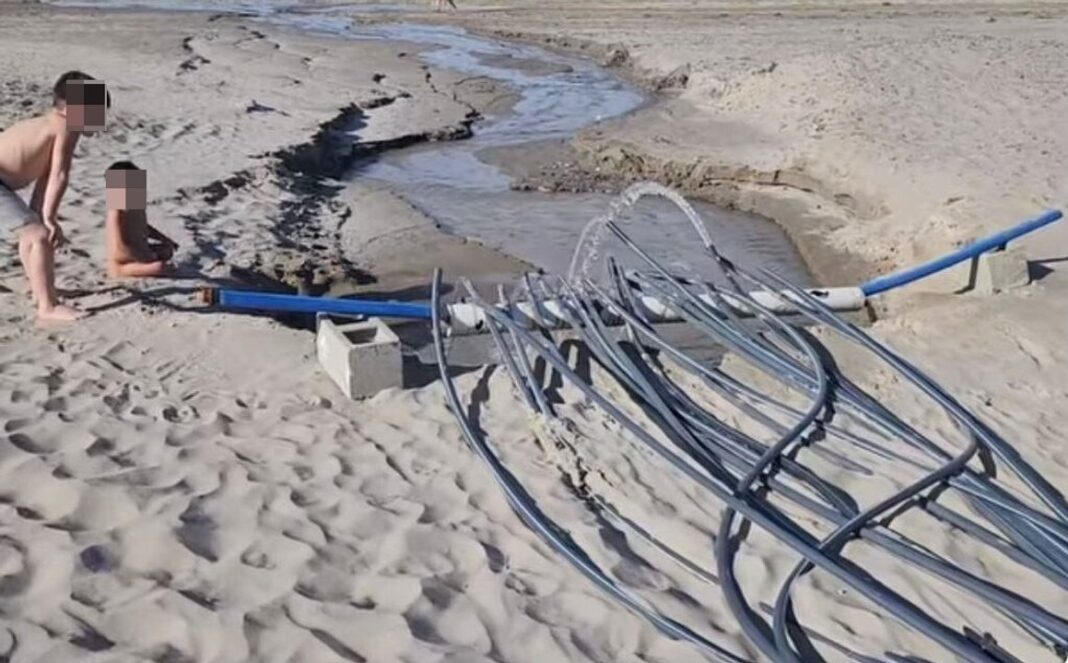 2168330-efluentes-cloacales-en-la-playa-la-explicacion-sobre-una-curiosa-imagen-registrada-en-chubut